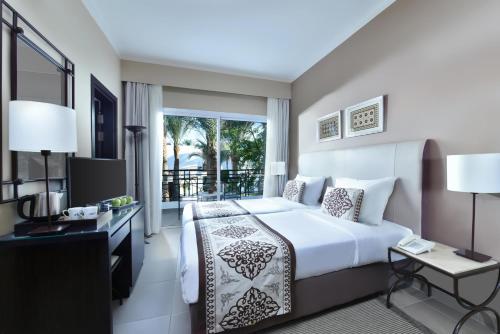 En eller flere senge i et værelse på Jaz Fanara Resort
