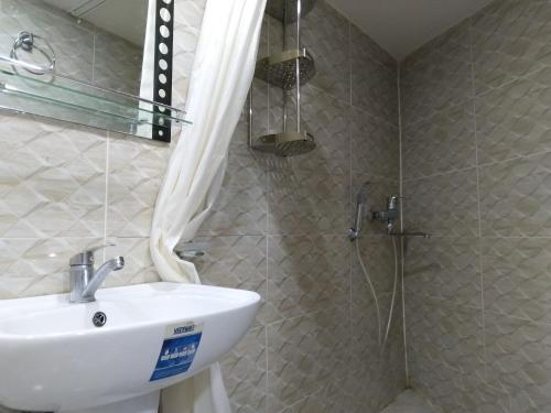 y baño con lavabo y ducha. en Guest house Lana, en Tiflis