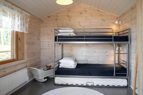 a room with two bunk beds in a cabin at Villa Leponiemi in Keuruu