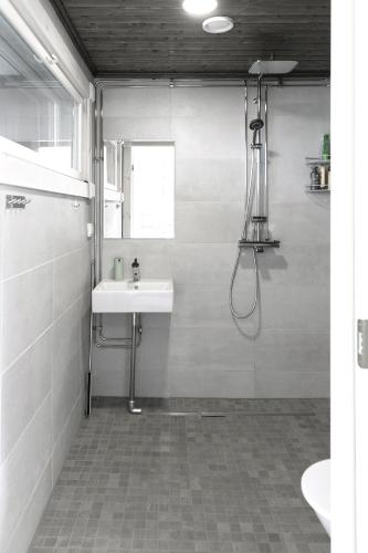 a bathroom with a sink and a shower at Villa Leponiemi in Keuruu