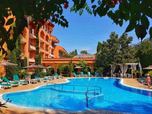 een groot zwembad voor een hotel bij Hotel Liani - All Inclusive in Sunny Beach
