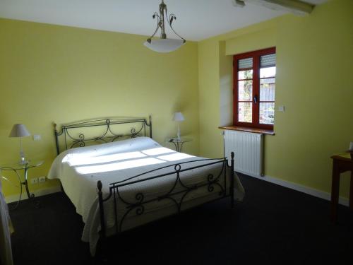 - une chambre avec un lit et une fenêtre dans l'établissement LA FERME DE ROUFFIGNAC, à Blanzac