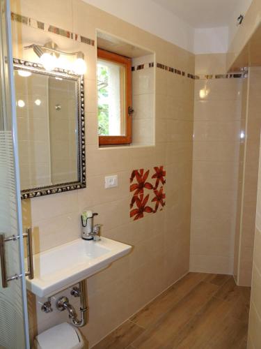 a bathroom with a sink and a shower at Car free island Unije Gasparini apartments in Unije