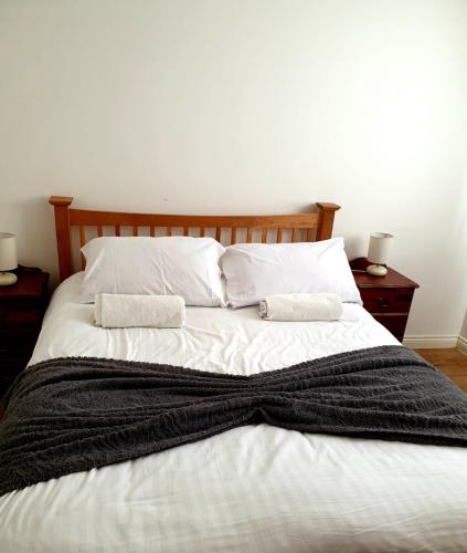 Ένα ή περισσότερα κρεβάτια σε δωμάτιο στο Yarmouth Apartments, Street Permit Parking, Close To Everything, Beach, Pier, Free WIFI