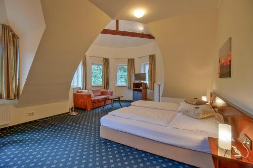 a bedroom with two beds in a room at Hotel Worpsweder Tor in Worpswede