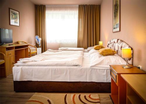 Postel nebo postele na pokoji v ubytování Hotel Atrium