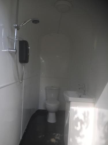 Ванна кімната в Norwell view farm glamping with hot tubs
