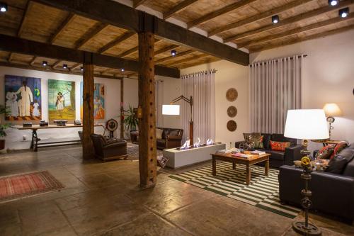 ein großes Wohnzimmer mit Sofas und einem Tisch in der Unterkunft Pousada Armazém 26 in Tiradentes