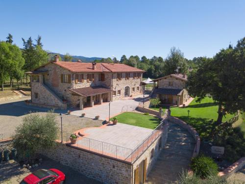 eine Luftansicht eines großen Hauses mit Hof in der Unterkunft Agriturismo Quata Country House in Borgo alla Collina