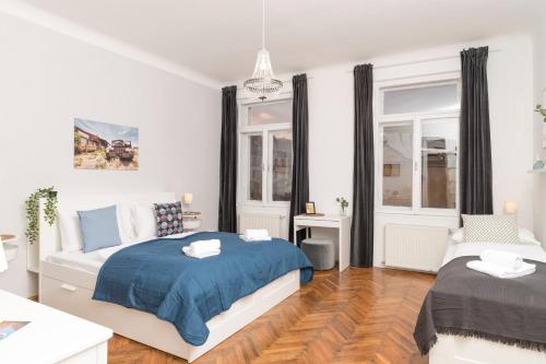 ウィーンにあるSpittelau spacious bright contactless selfcheckin central metro train stationのベッドとソファのある白い寝室