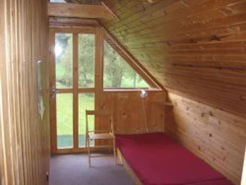 une chambre avec une fenêtre et un banc dans une cabine dans l'établissement Apartma Šťastný III, à Bechyně
