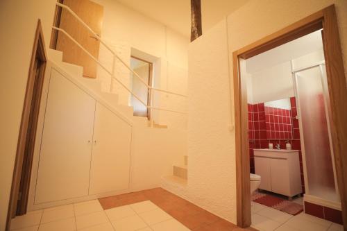 Un baño con escalera y un aseo. en Casa do Arinto, en Lousã