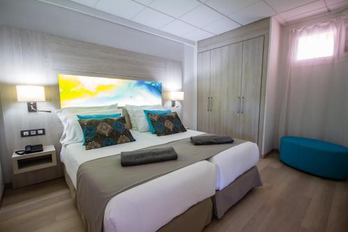 een slaapkamer met een groot bed in een kamer bij Servatur Green Beach in La Playa de Arguineguín