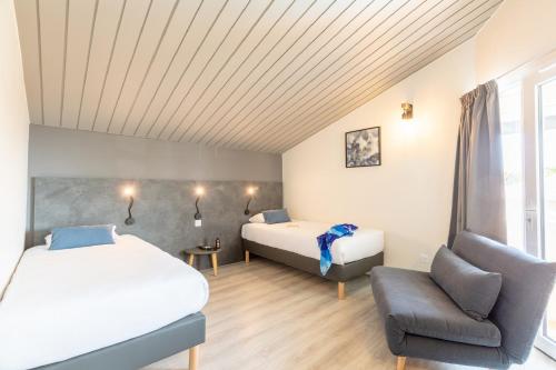 Кровать или кровати в номере Hôtel Restaurant Le Grand Large - Face à la plage - Ile de Ré