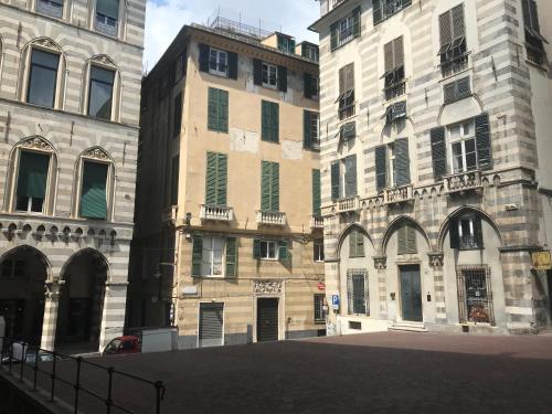 deux grands bâtiments situés l'un à côté de l'autre dans une rue dans l'établissement Jeans Luxury House, à Gênes
