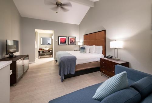 En eller flere senge i et værelse på Mariposa Inn and Suites