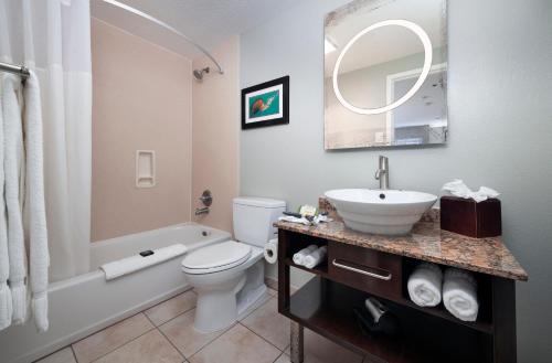 Łazienka z białą toaletą i umywalką w obiekcie Mariposa Inn and Suites w mieście Monterey