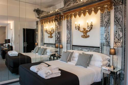 pokój hotelowy z 2 łóżkami i ręcznikami w obiekcie Teatro Boutique Rooms & Suites w Lizbonie