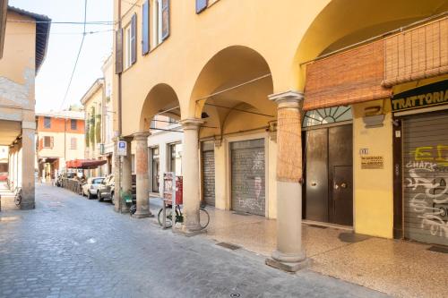 een straat met een hoop gebouwen bij Residenza Ariosto by Studio Vita in Bologna