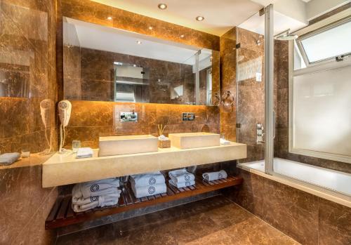 a bathroom with two sinks and a mirror at Sileo Apart in Buenos Aires