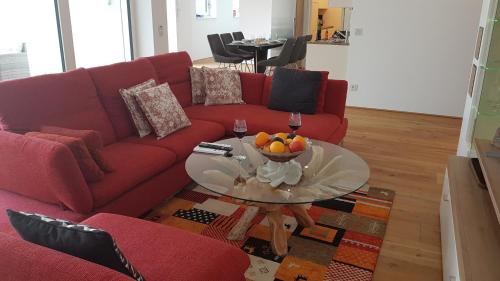 sala de estar con sofá rojo y mesa en Loft #11 mit großer Loggia und Terrasse, en Viena