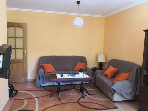 Sala de estar con 2 sofás y mesa de centro en Volvoreta, en Padrón