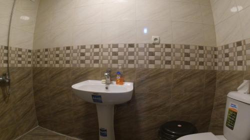 Phòng tắm tại Peak Mazeri Guest House