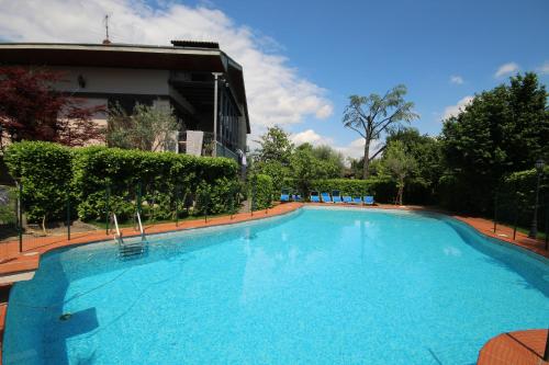 La alberca dentro o cerca de B&B Family First
