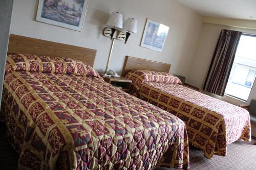 a hotel room with two beds and a window at Budget Host Inn Bristol in Bristol