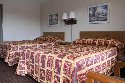 a hotel room with two beds in a room at Budget Host Inn Bristol in Bristol