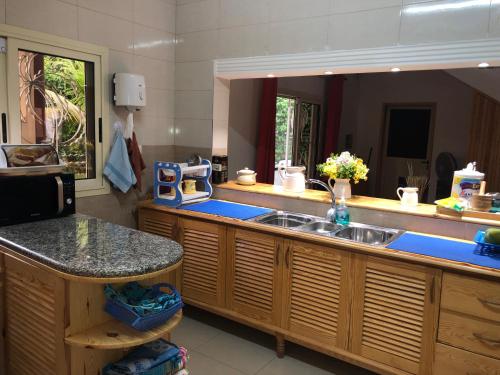 a kitchen with a sink and a large mirror at Villa case authentique , in Saly Portudal