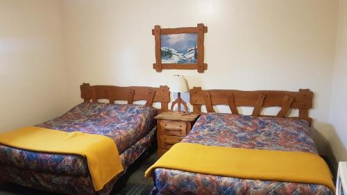 A bed or beds in a room at Agassiz Park Lodge