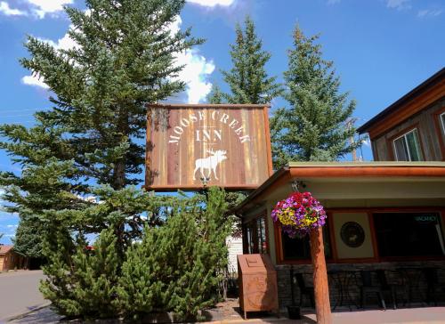 a building with a sign for a mountain inn at Moose Creek Inn in West Yellowstone