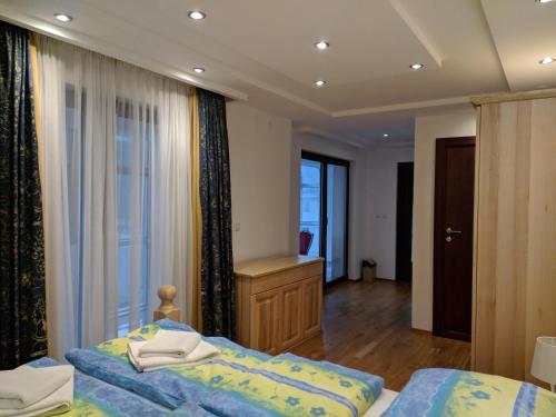 Una cama o camas en una habitación de Apartments & Restaurant ABAS