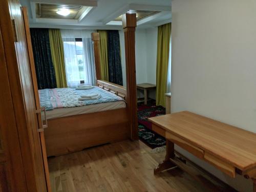 Una cama o camas en una habitación de Apartments & Restaurant ABAS