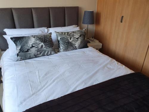 Llit o llits en una habitació de Melville Mews-2- Auckland park