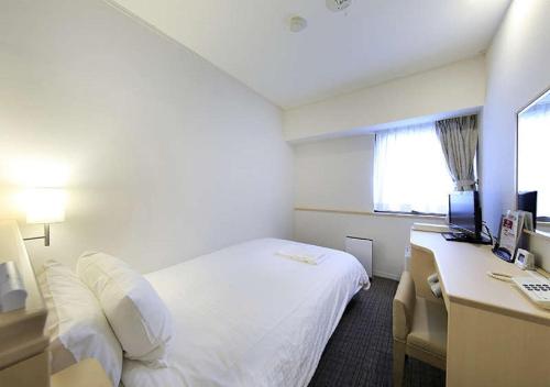 a hotel room with a bed and a desk at Koriyama - Hotel / Vacation STAY 45300 in Koriyama