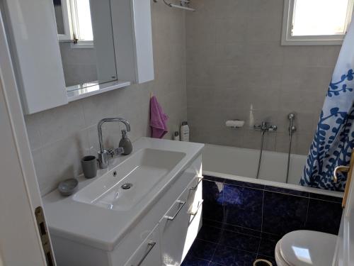 Koupelna v ubytování Anthoula's Sea View Apartment