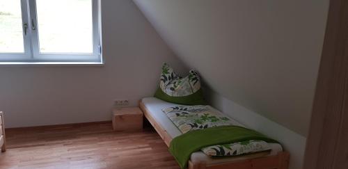 A bed or beds in a room at Ferienwohnung Tauschmann
