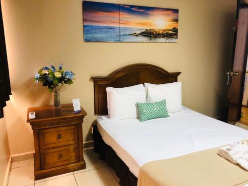 Ένα ή περισσότερα κρεβάτια σε δωμάτιο στο Arecibo Inn