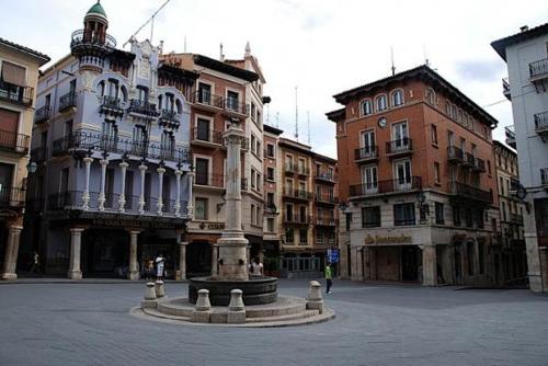 ulica miejska z fontanną w środku w obiekcie Casa Cubillas w mieście Teruel