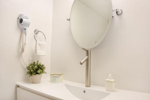 Ένα μπάνιο στο Seacoast Suites on Miami Beach