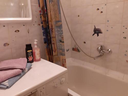 baño con bañera y cortina de ducha con cabeza de tiburón en 1 комн.Центр,Ж/Д Вокзал, en Volgograd