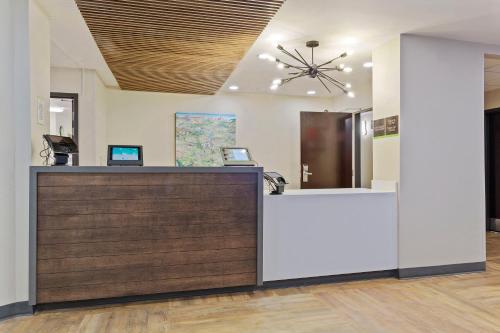 an office lobby with a reception desk and a ceiling at Extended Stay America Suites - San Ramon - Bishop Ranch - East in San Ramon