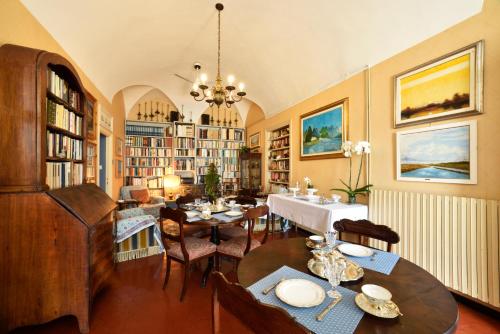 Ein Restaurant oder anderes Speiselokal in der Unterkunft Casa d'artista B&B 