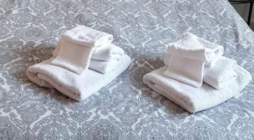 two stacks of towels sitting on top of a bed at Perle d'Azur F2 in Saidia 