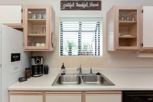 eine Küche mit einem Waschbecken und einem Fenster in der Unterkunft Getaway at the Greens in Branson