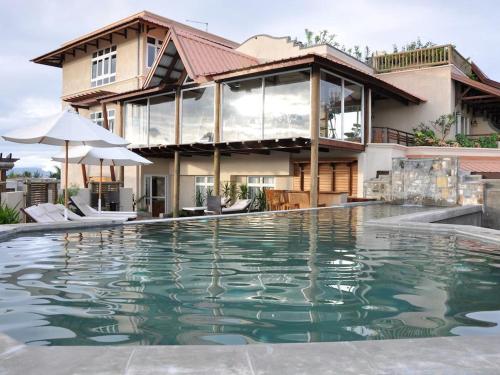 Bazén v ubytování Aanari Hotel & Spa- Mauritius nebo v jeho okolí