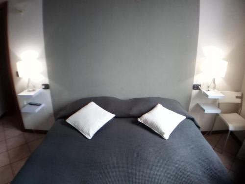 A bed or beds in a room at Appartamento Luisa