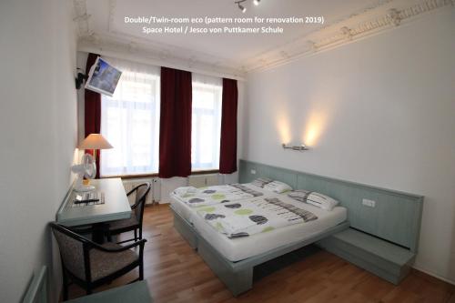 Säng eller sängar i ett rum på Space Hotel im Campus der JvP Schule